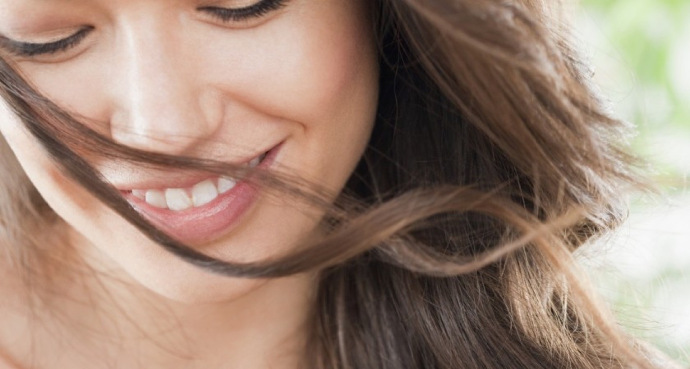 Rosto de mulher sorrindo: a leitura do rosto é feita por todos da mesma forma